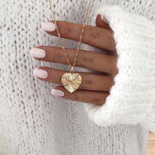 Cargar imagen en el visor de la galería, Marcel Heart Pendant Necklace
